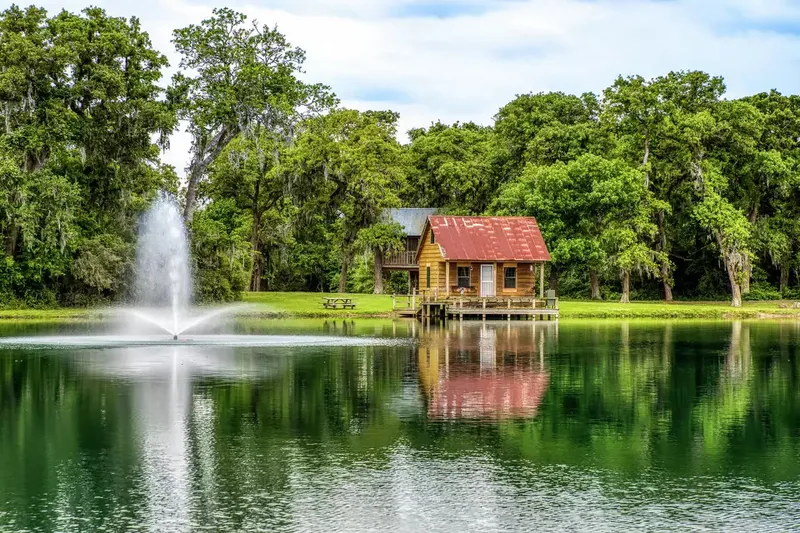 The lake and its fountain by the cabin