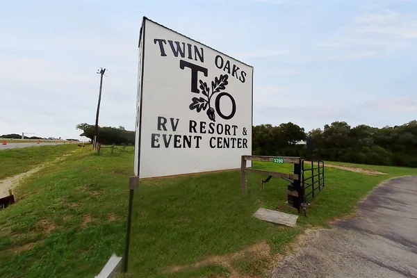 The Twin Oaks entrance sign on I-10